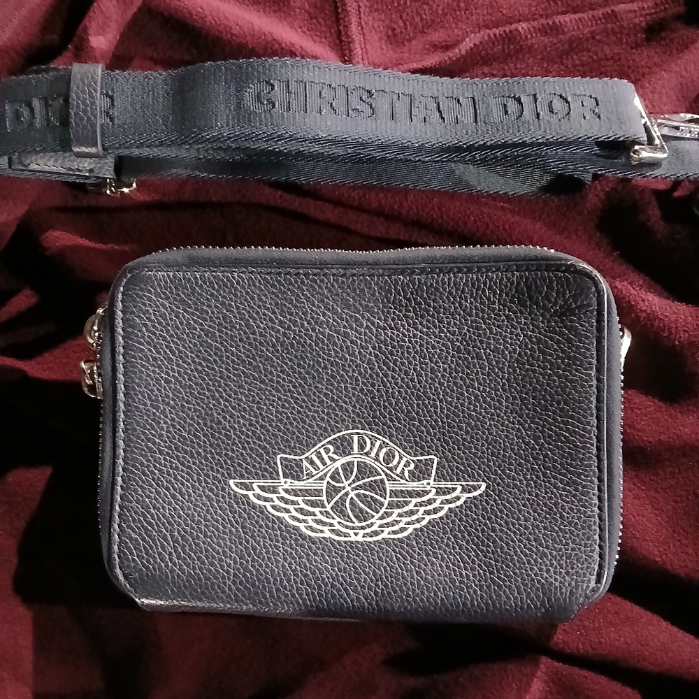 Dior x Air Jordan Messenger Pouch ( Like New ) - Picture 5 of 6